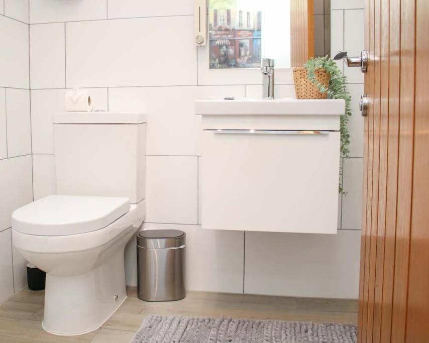 Luxe Living Guest House-Sleeps 6-Private Parking-Free Wifi-Beach-City Swansea Buitenkant foto
