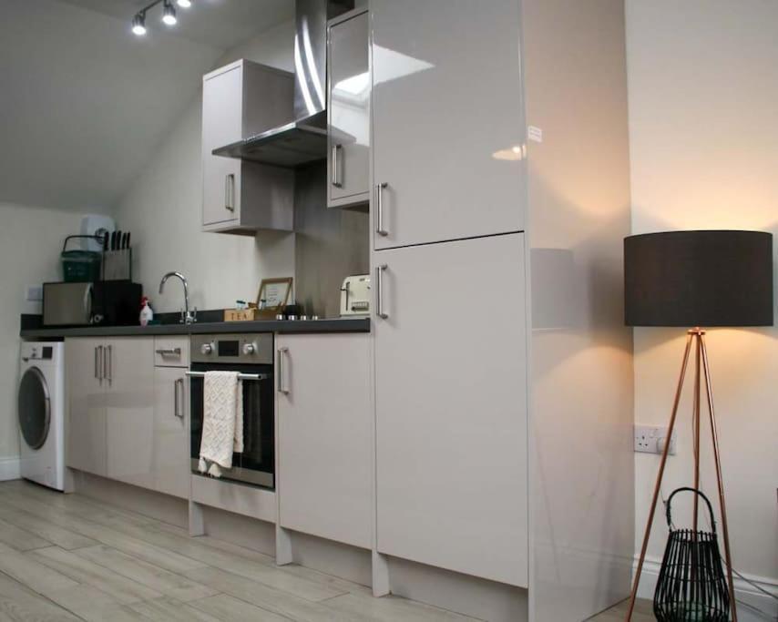 Luxe Living Guest House-Sleeps 6-Private Parking-Free Wifi-Beach-City Swansea Buitenkant foto