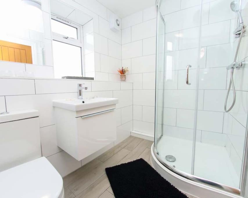 Luxe Living Guest House-Sleeps 6-Private Parking-Free Wifi-Beach-City Swansea Buitenkant foto